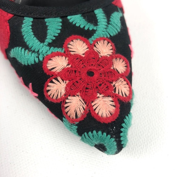 Charles David ‘Addie’ Floral Embroidered Pump - Picture 6 of 15